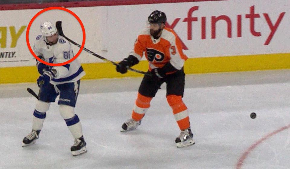 Radko Gudas (Philadelphia Flyers) útočí na hlavu Nikitu Kučerova (Tampa Bay Lightning).