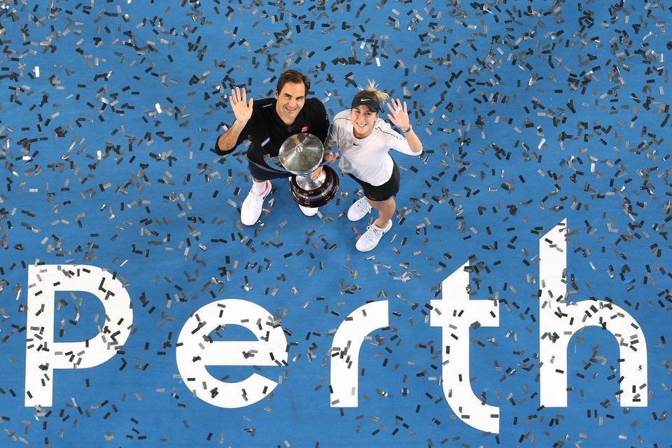 Švajčiarsky tenista Roger Federer a jeho krajanka Belinda Bencic po výhre v Hopmanovom pohári.