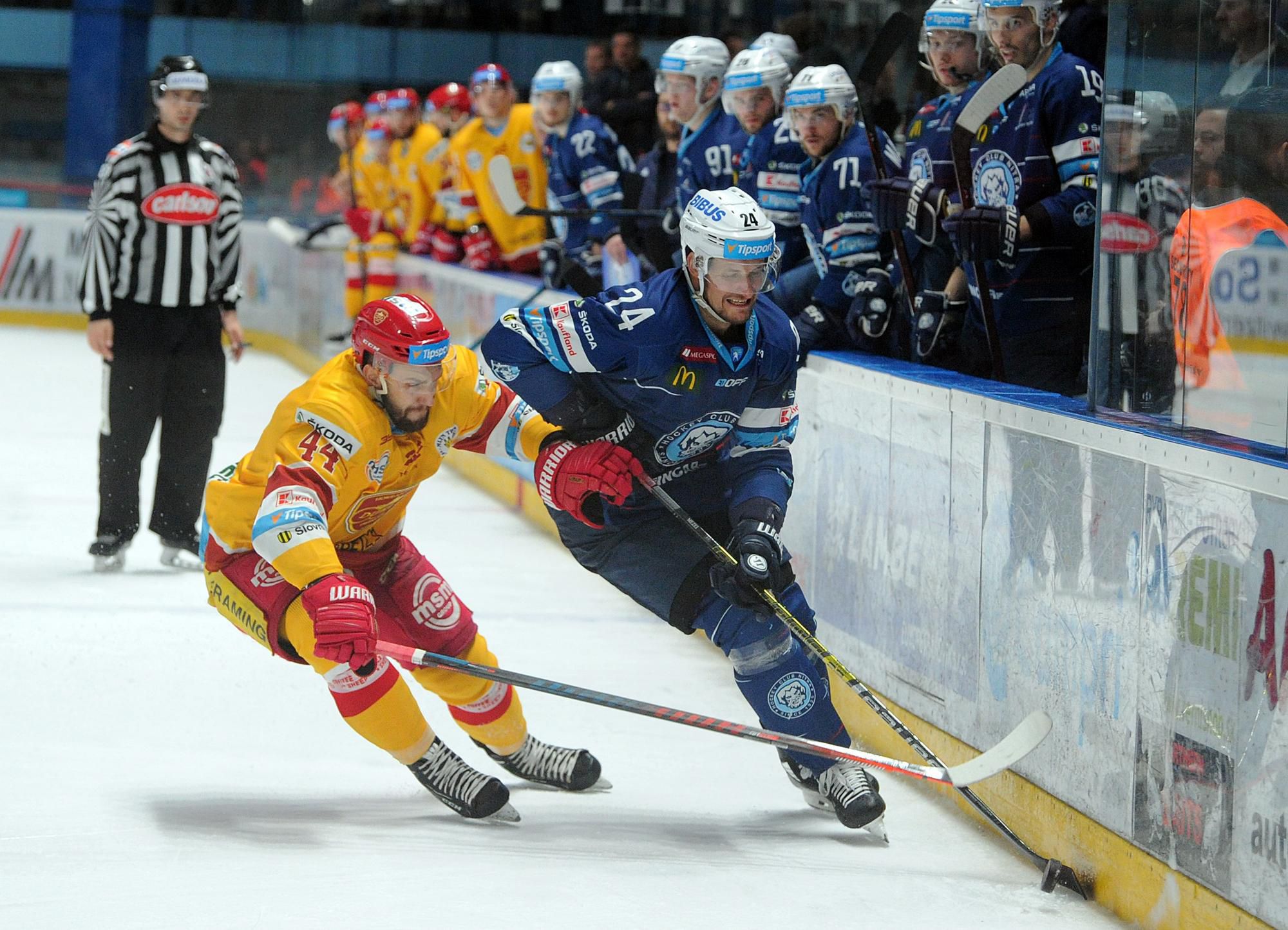 Denis Hudec z HK Dukla Trenčín a Branislav Mezei z HK Nitra.