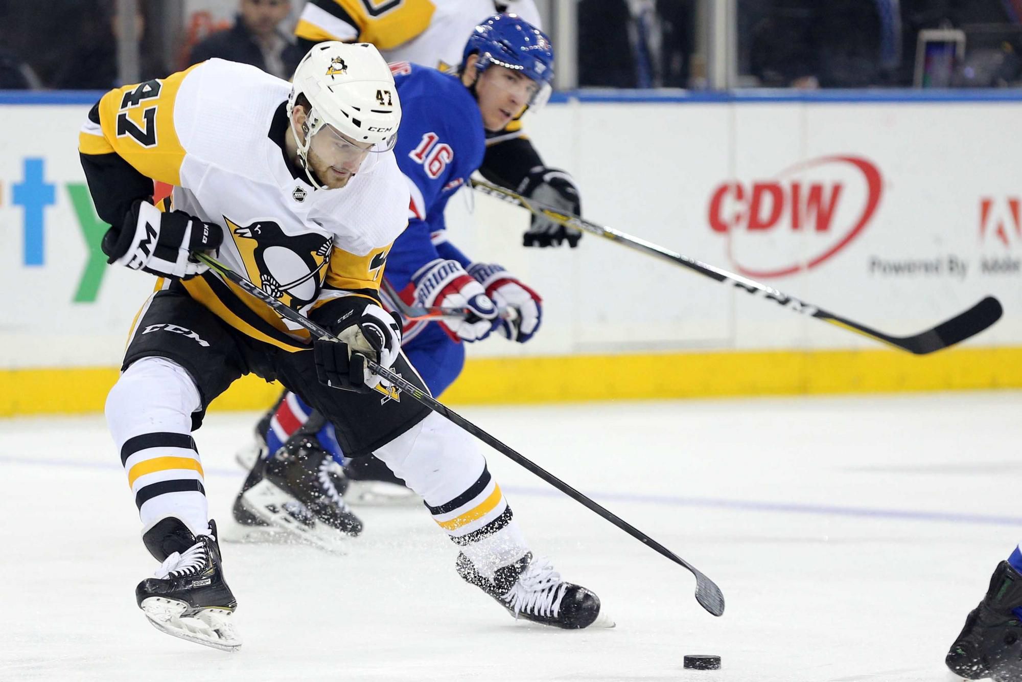 Adam Johnson (Pittsburgh Penguins) proti hráčovi NY Rangers Ryanom Stromeom.