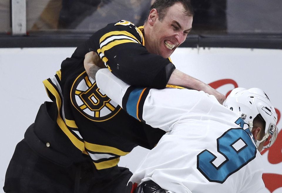 Obranca Bostonu Bruins Zdeno Chára (vľavo) počas bitky s Evanderom Kaneom zo San Jose Sharks