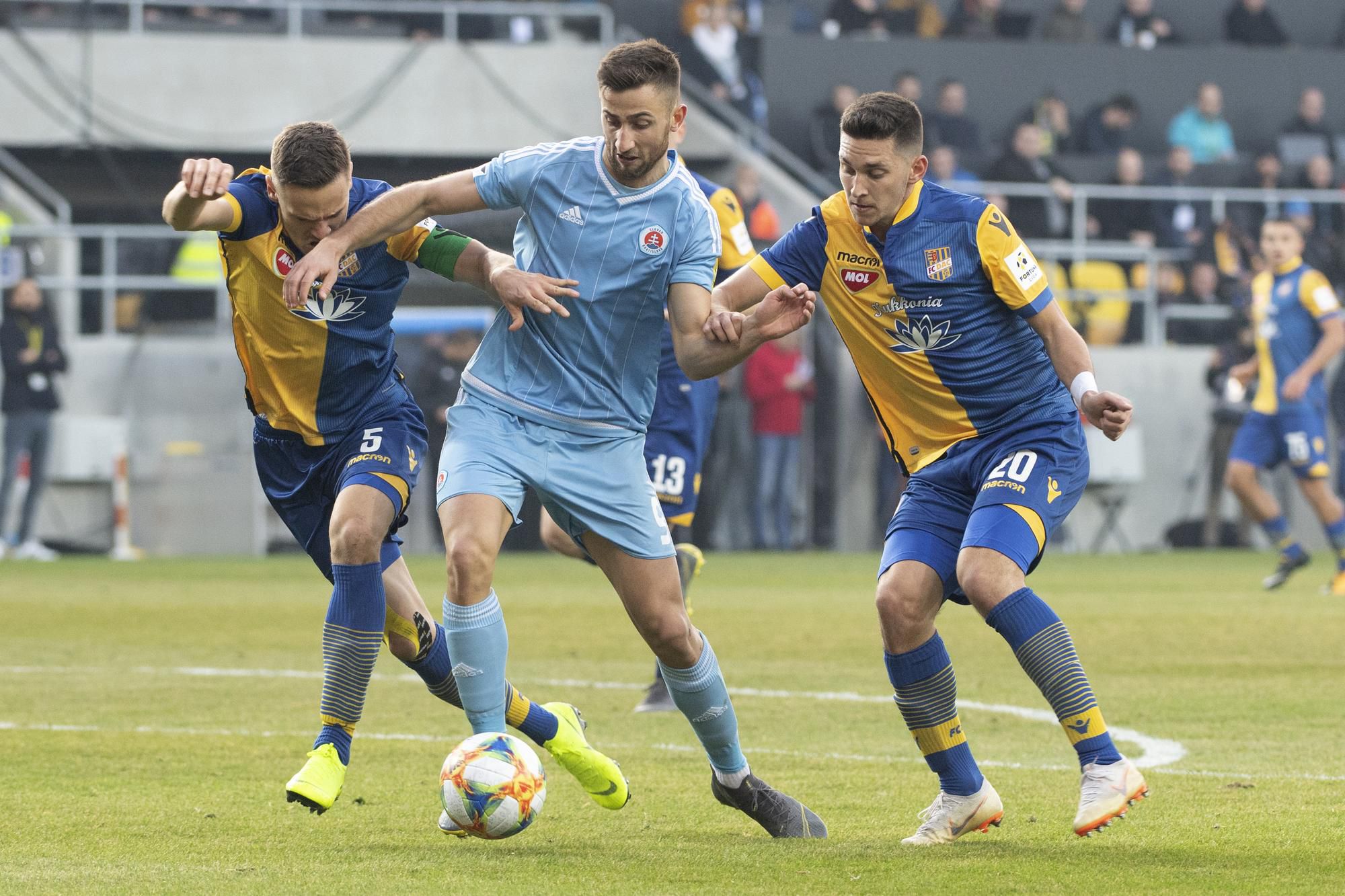 Andraž Šporar (Slovan) , vľavo Tomáš Huk a vpravo Máté Vida (obaja DAC).