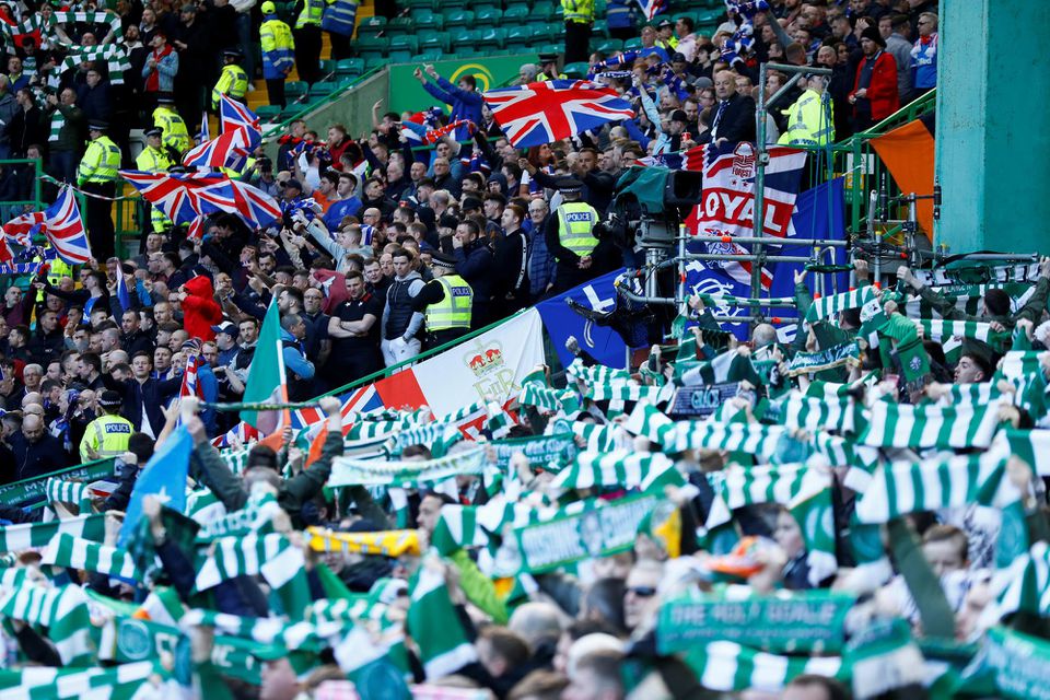Fanúšikovia Celticu a Rangers počas Old Firm Derby