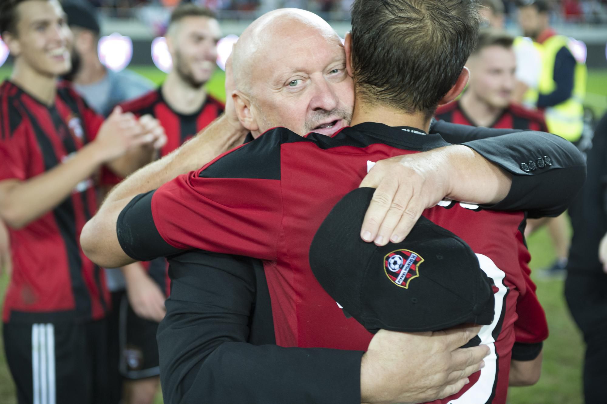 Majiteľ futbalového klubu Trnavy Vladimír Poór v objatí s Marekom  Bakošom.