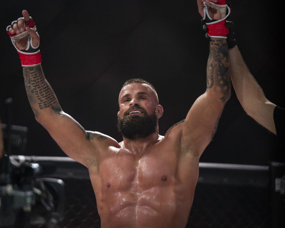 Český veterán UFC Karlos Vémola (Česko) oslavuje víťazstvo nad Moiseom Rinbonom (Spojené arabské emiráty).