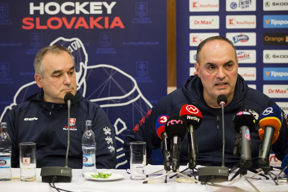 Zava generálny manažér slovenskej hokejovej reprezentácie do 20 rokov Roman Ulehla a hlavný tréner slovenskej hokejovej reprezentácie do 20 rokov Ernest Bokroš.