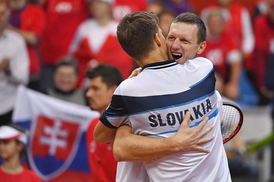 Slovenskí daviscupoví reprezentanti Martin Kližan (chrbtom) a Filip Polášek.
