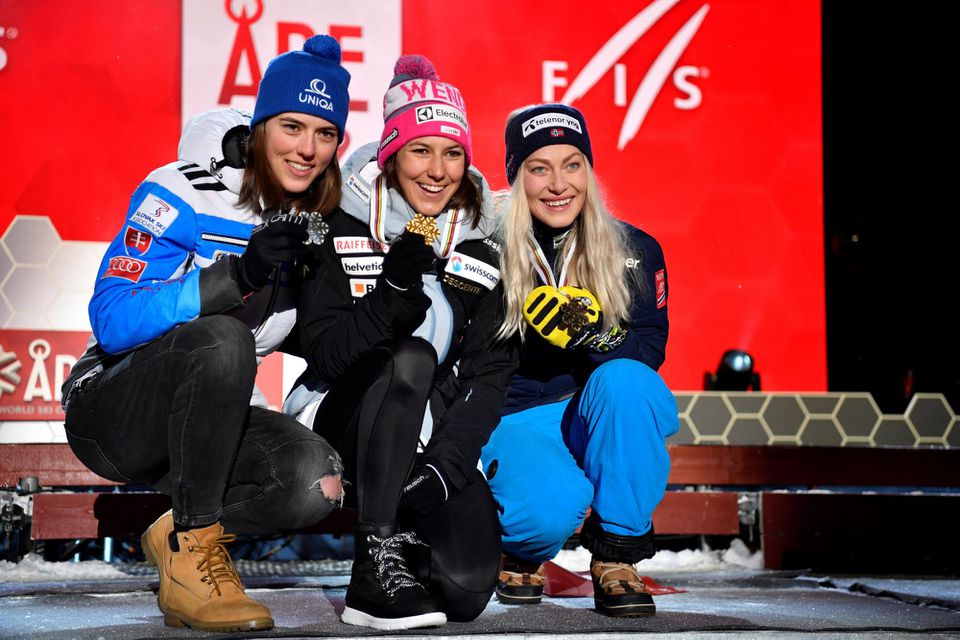 Strieborná medailistka Petra Vlhová, majsterka sveta Wendy Holdener a bronzová Ragnhild Mowinckel.
