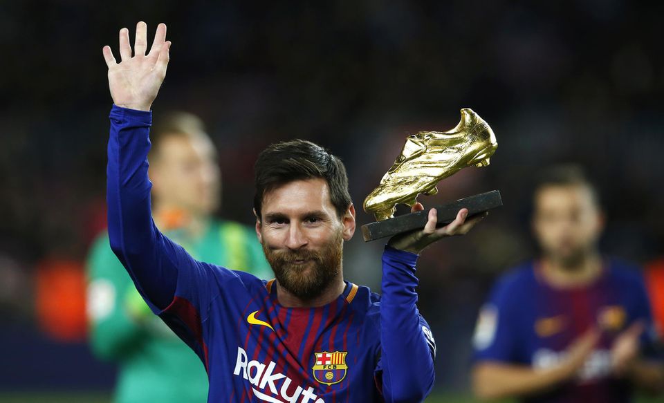 Hráč FC Barcelony Lionel Messi drží Zlatú kopačku.