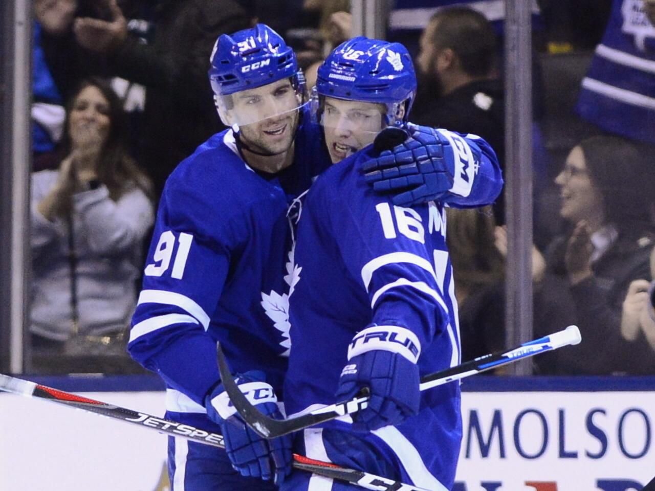 Hráči Toronta Maple Leafs John Tavares a Mitchell Marner.
