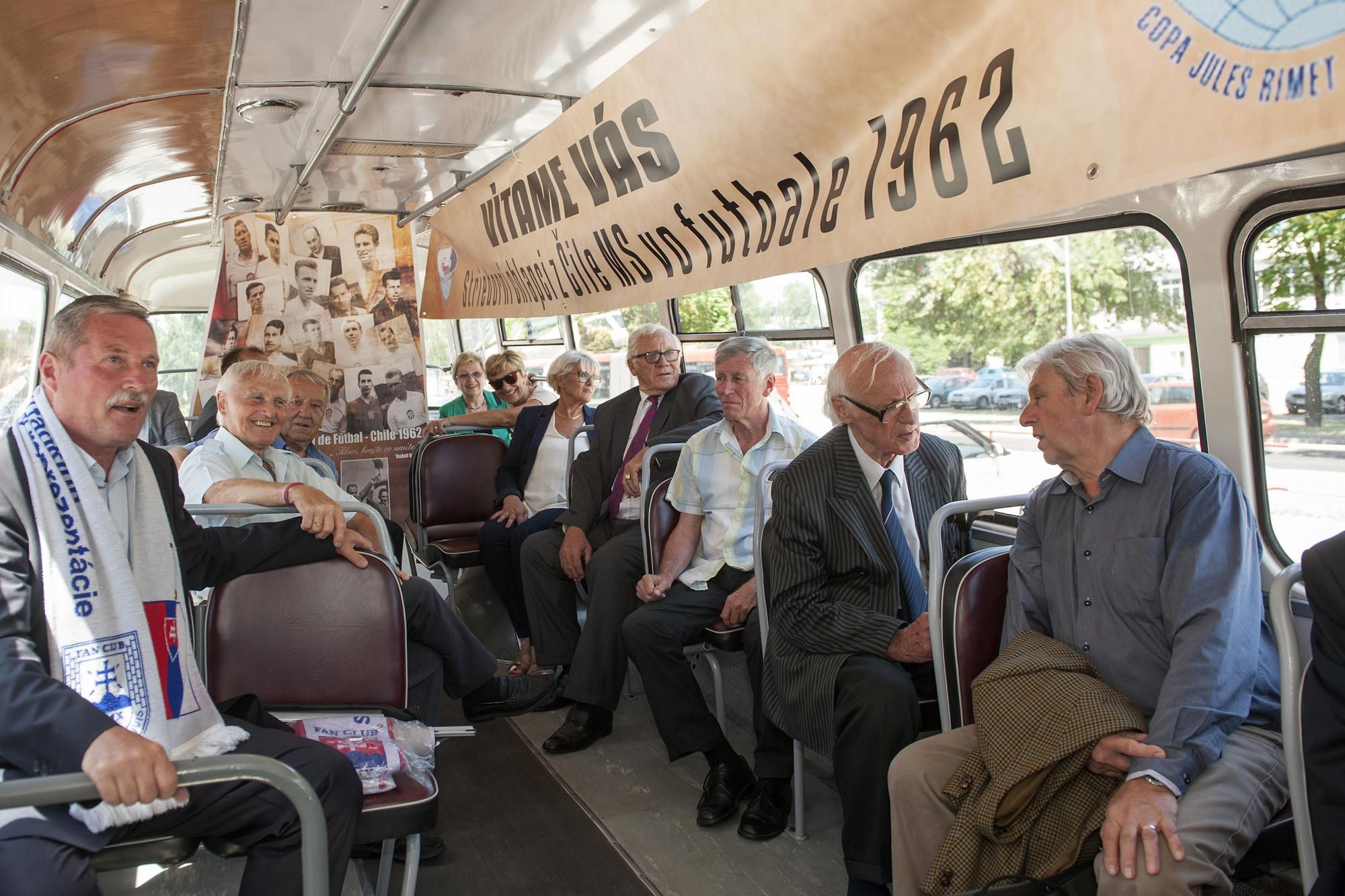 Pred dvomi rokmi si v Bratislave mohli žijúci účastníci MS 1962 vychutnať interiér autobusu, ktorý im pripomenul ten, ktorým sa viezli z ruzyňského letiska po návrate z Čile. Zľava člen fanklubu Miloš Kopča, Jozef Štibrányi, Josef Jelínek, potom z pravej strany Václav Mašek, Titus Buberník, Jozef Adamec a Adolf Scherer. 