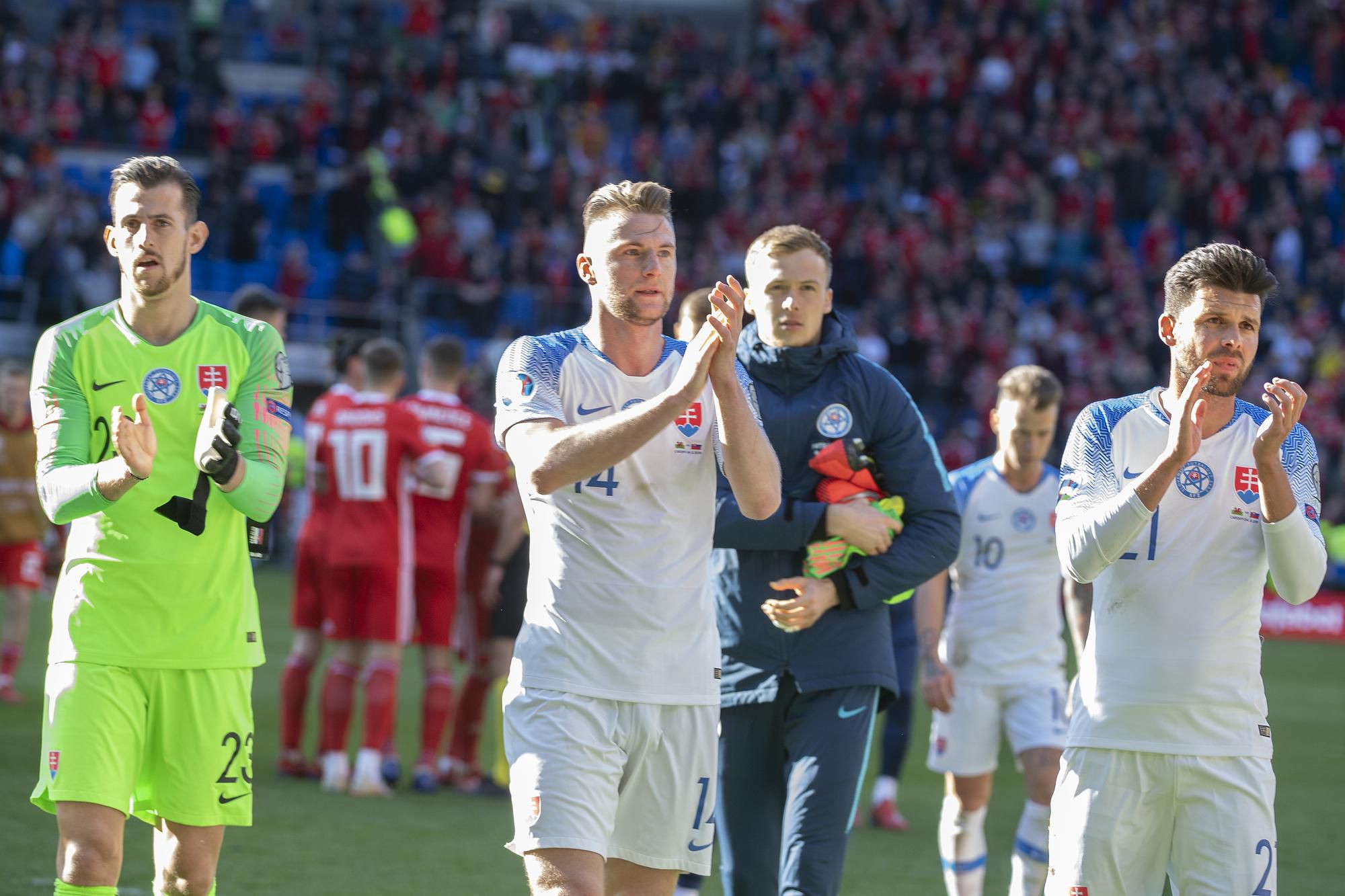 Zľava brankár Martin Dúbravka, Milan Škriniar a Michal Ďuriš (Slovensko) ďakujú divákom.