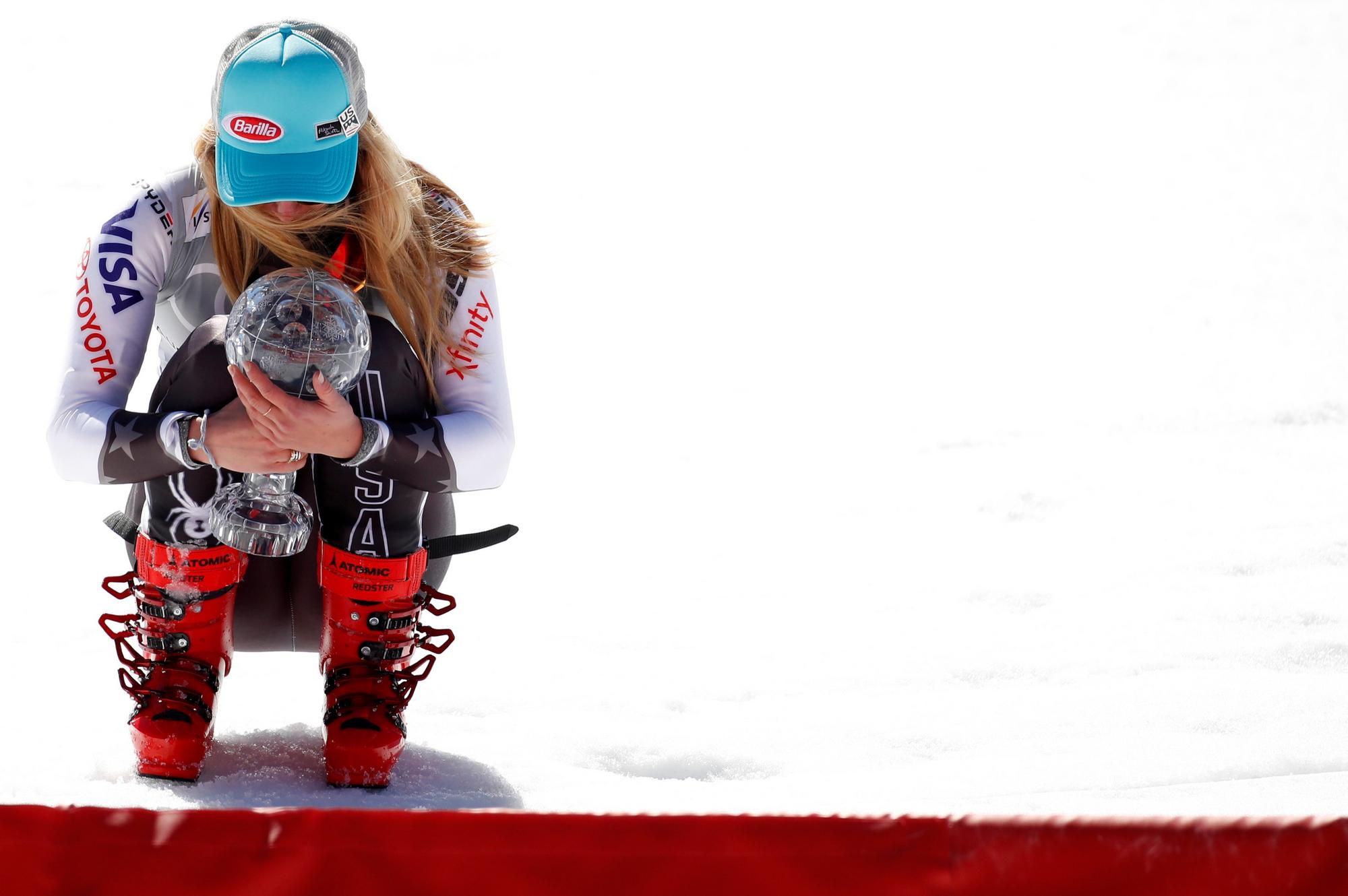 Americká lyžiarka Mikaela Shiffrinová sa teší z krištálového glóbusu.