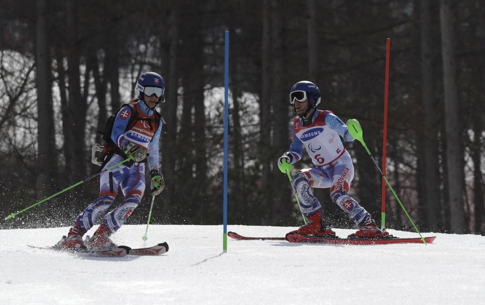 Slovenský paralympisjký lyžiar Marek Kubačka s navádzačkou.