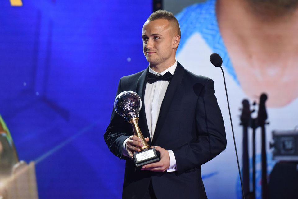 slovenský futbalista Stanislav Lobotka pózuje s cenou za tretie miesto počas vyhlásenia ankety Futbalista roka 2018