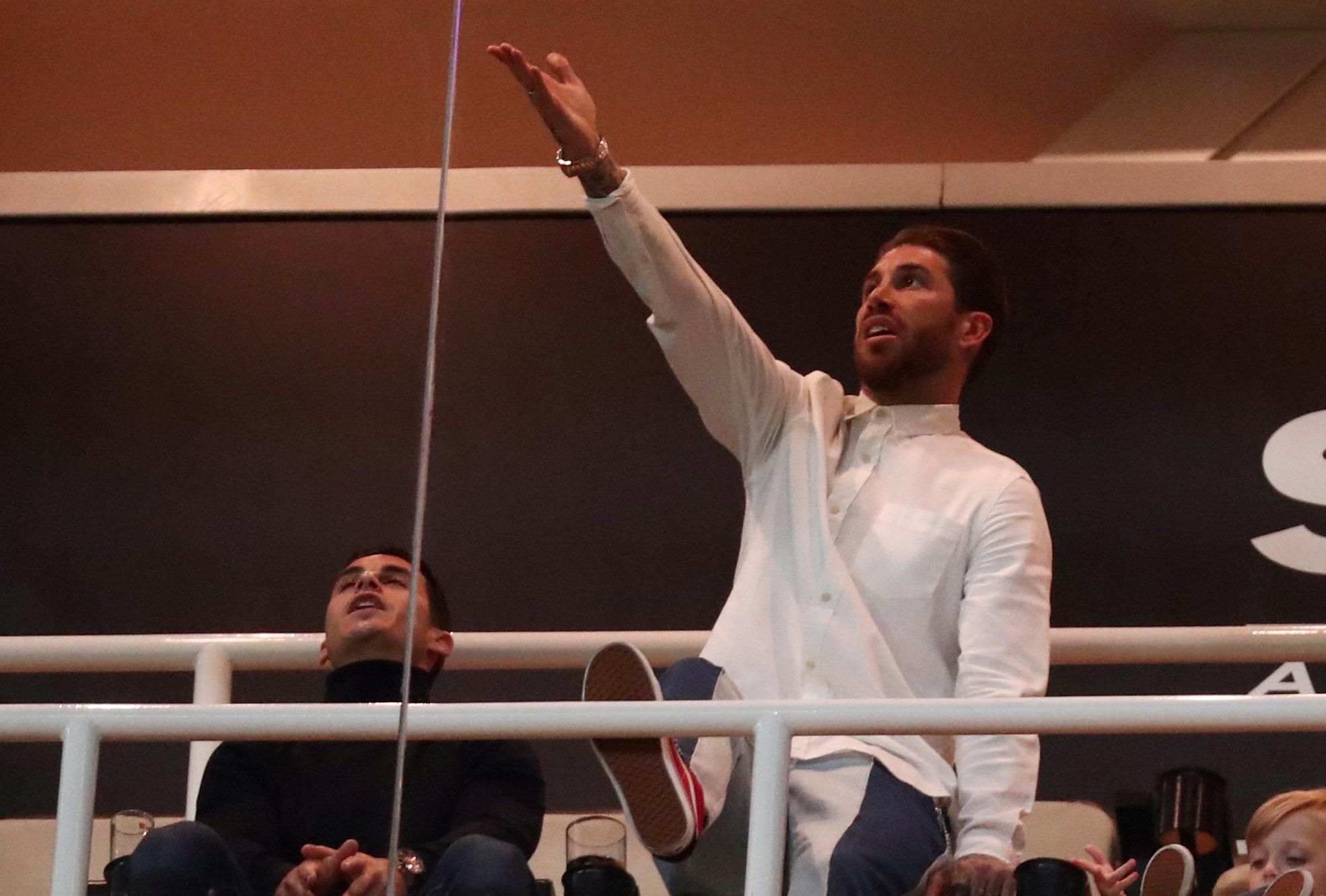 Sergio Ramos sledoval potupu Realu Madrid len z tribúny.