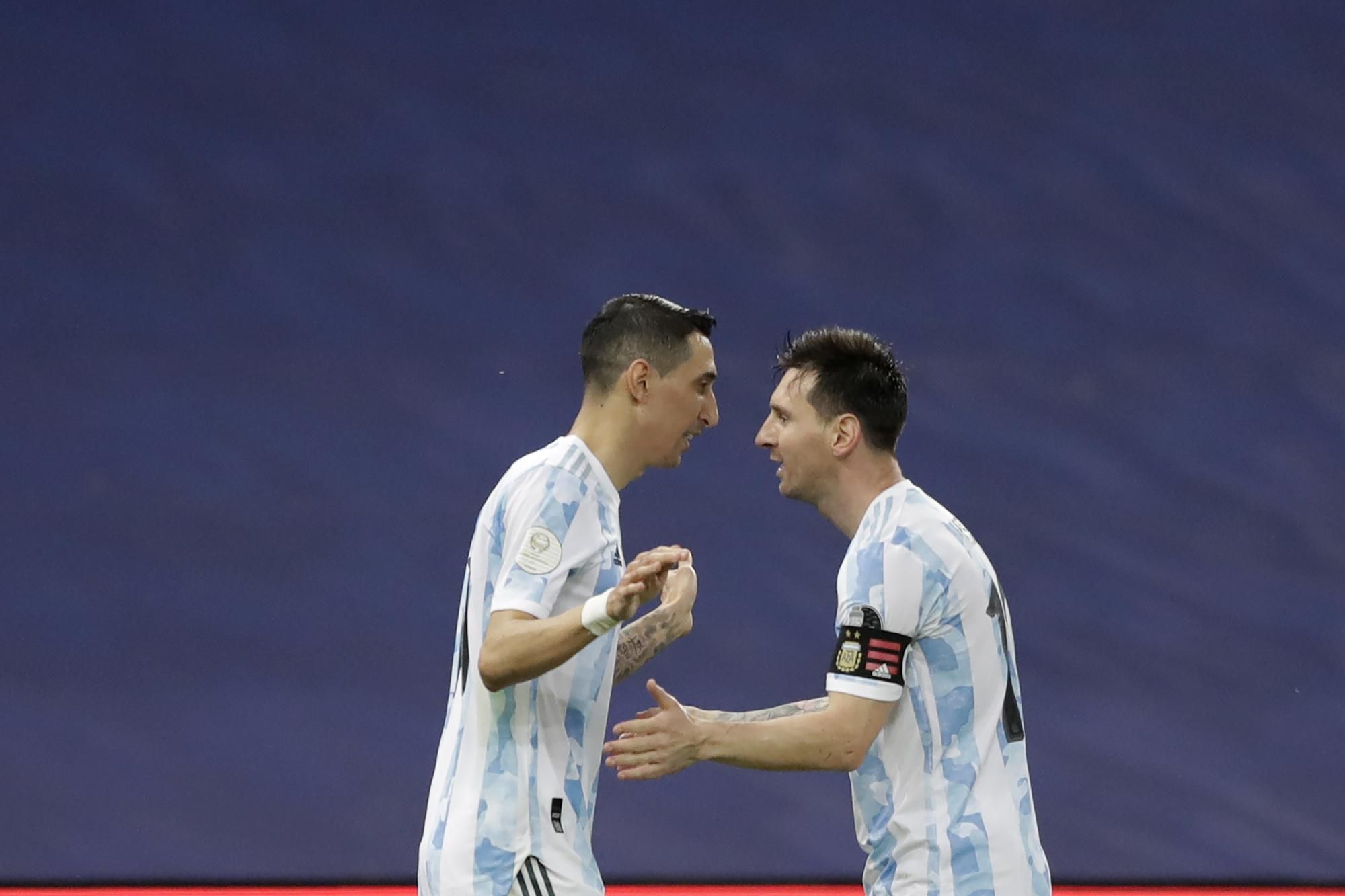 Zľava Angel Di María a Lionel Messi.