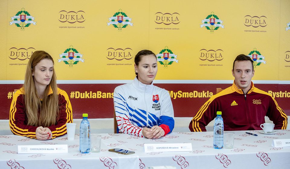 Zľava slovenské reprezentantky Monika Chochlíková (kickbox a thajský box), Miroslava Kopúňová (karate) a reprezentant Slavomír Michňák (gymnastika).