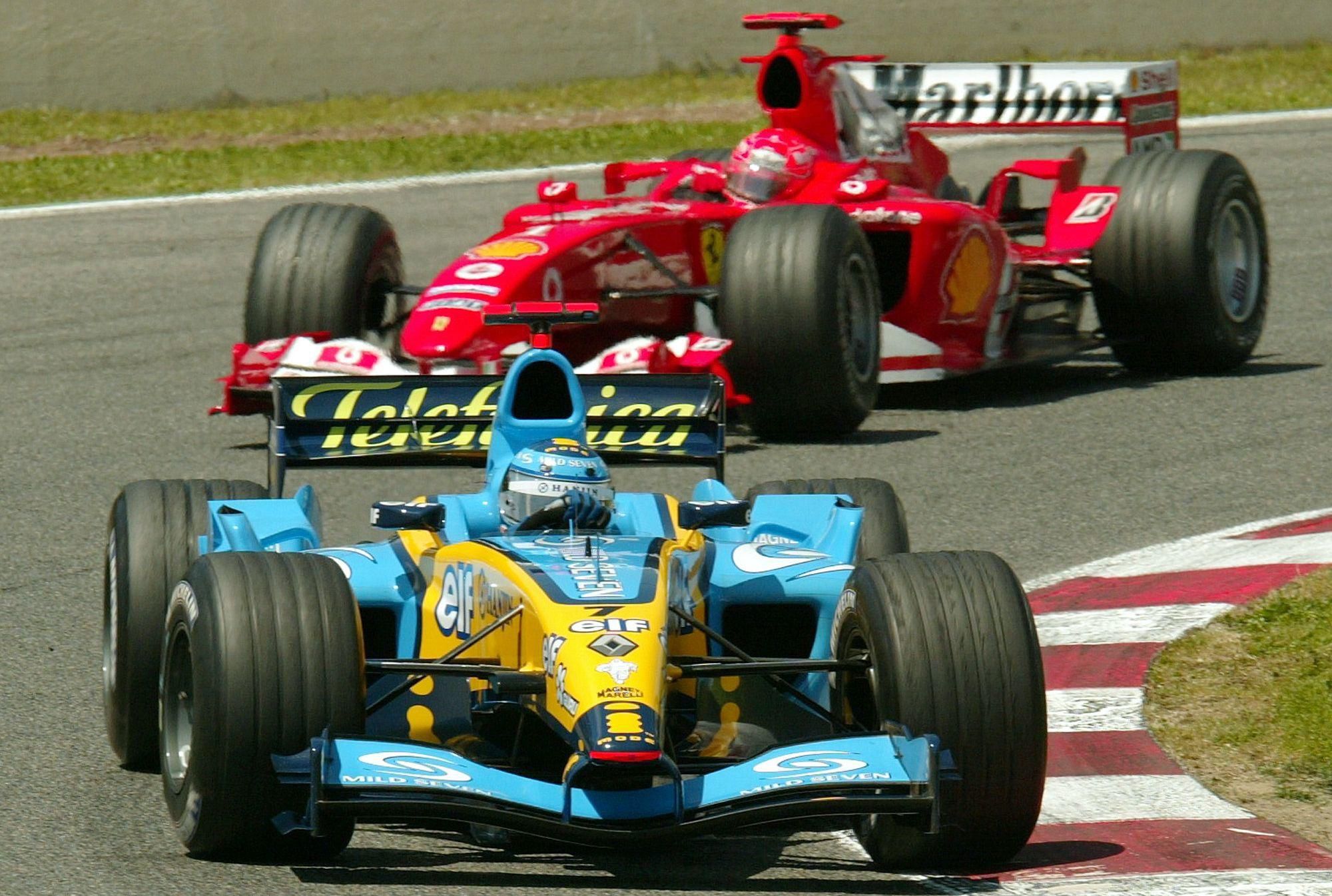 Jarno Trulli v súboji s Michaelom Schumacherom v roku 2004
