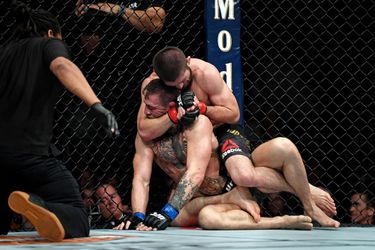 MMA: Nurmagomedov „uškrtil” McGregora, zápas sa skončil škandálom
