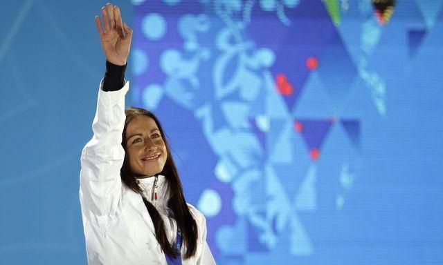 Justyna kowalczykova soci2014 medaila ruka hore sita