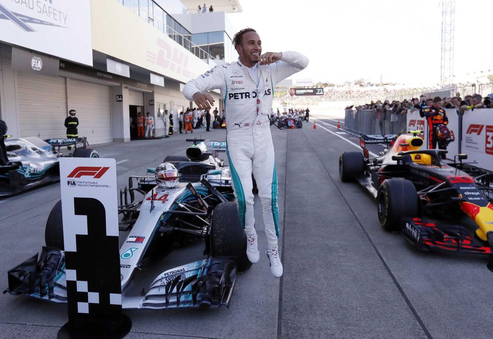 Lewis Hamilton sa teší z víťazstva