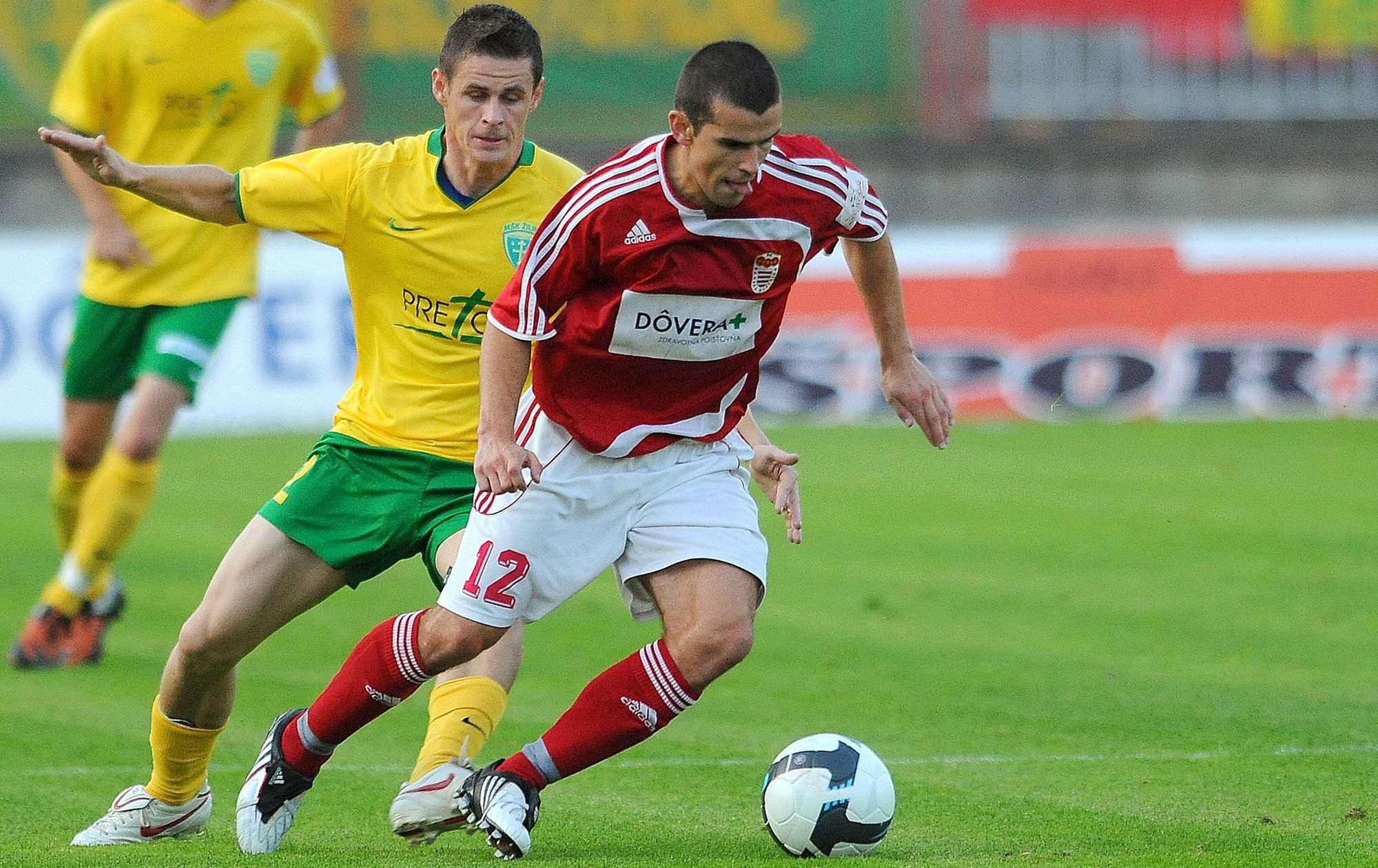 Viktor Pečovský v drese Dukly Banská Bystrica proti Róbertovi Ježovi z MŠK Žilina (sep. 2009)