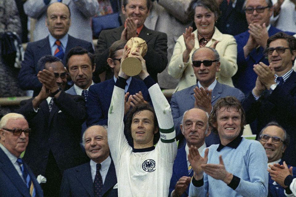 Na archívnej snímke zo 7. júla 1974 kapitán Západného Nemecka Franz Beckenbauer drží nad hlavou trofej.