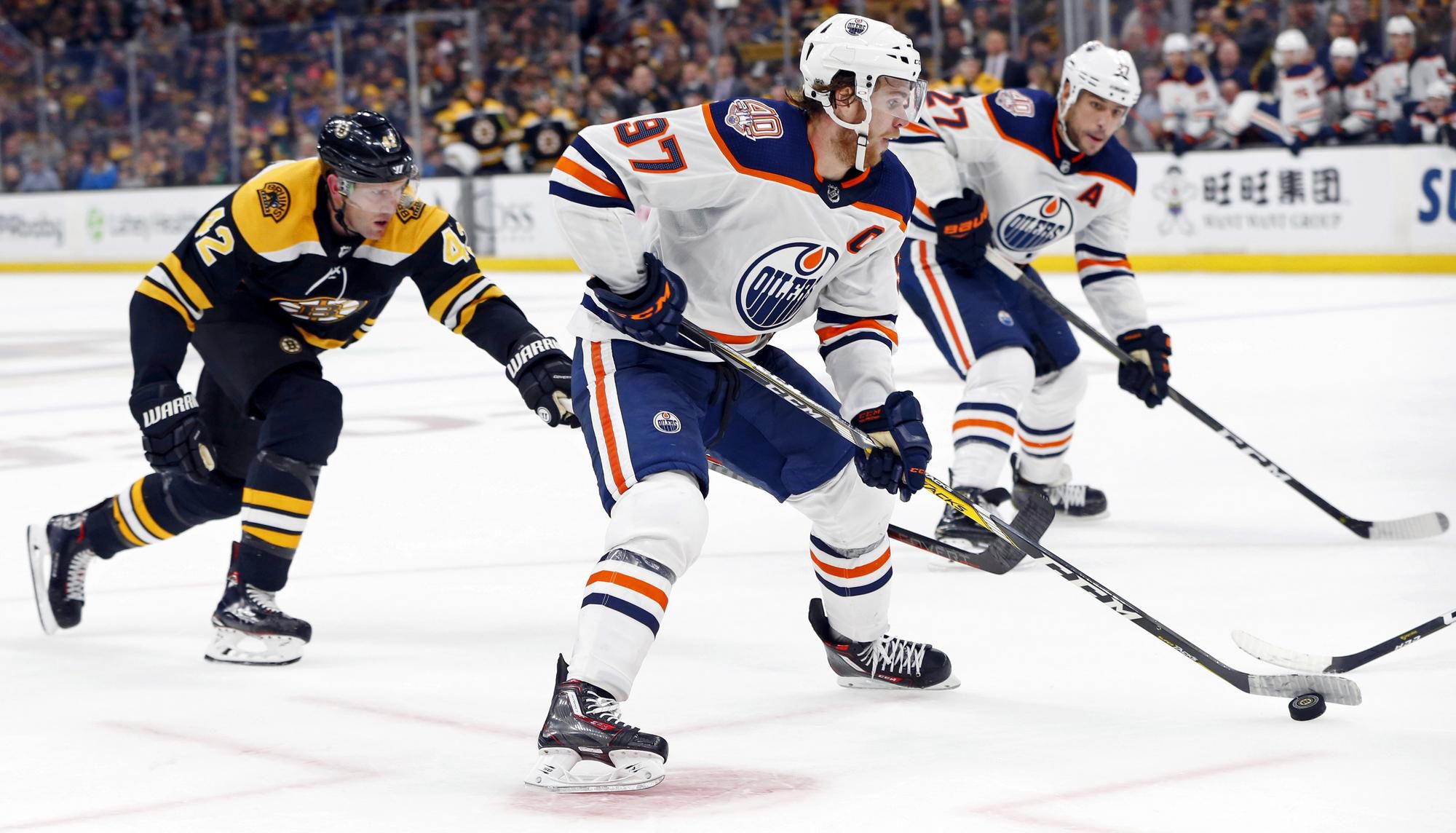 Connor McDavid v zápase proti Bostonu