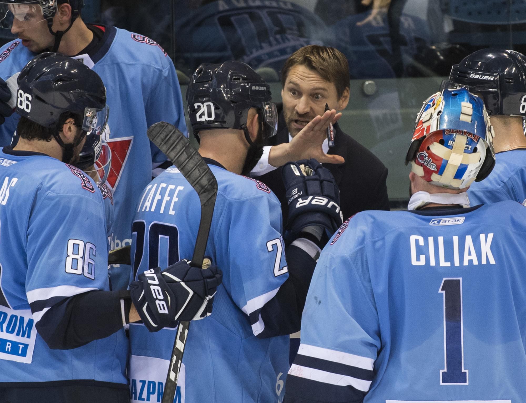 tréner Vladimír Országh a hráči HC Slovan Bratislava