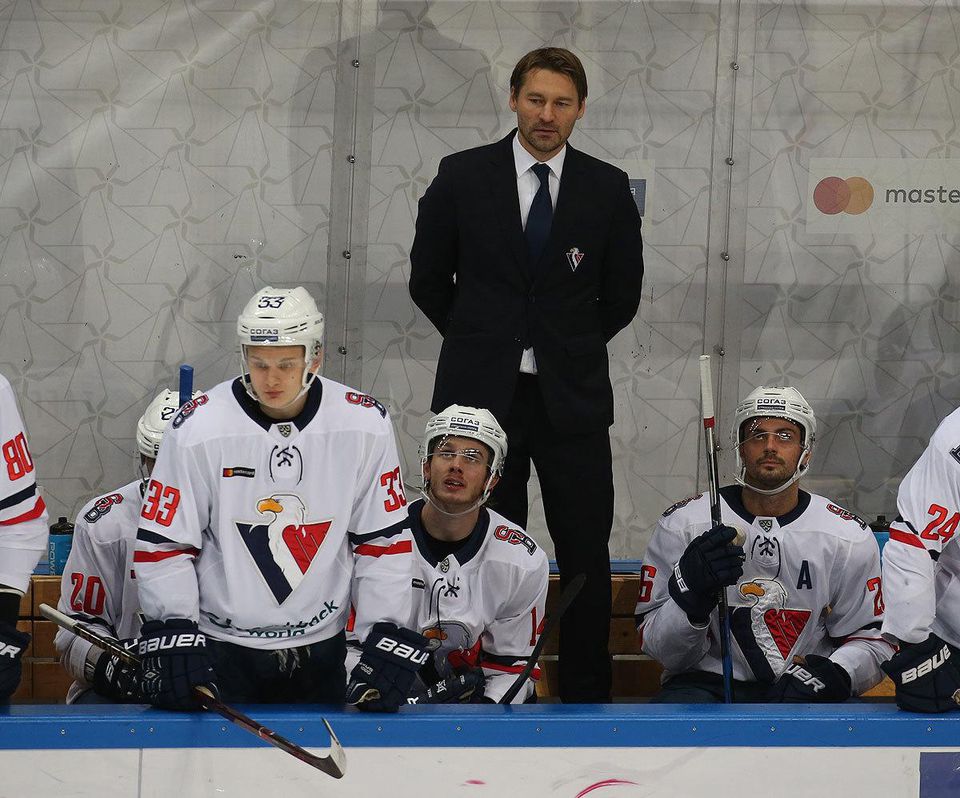Tréner HC Slovan Vladimír Országh a hráči.