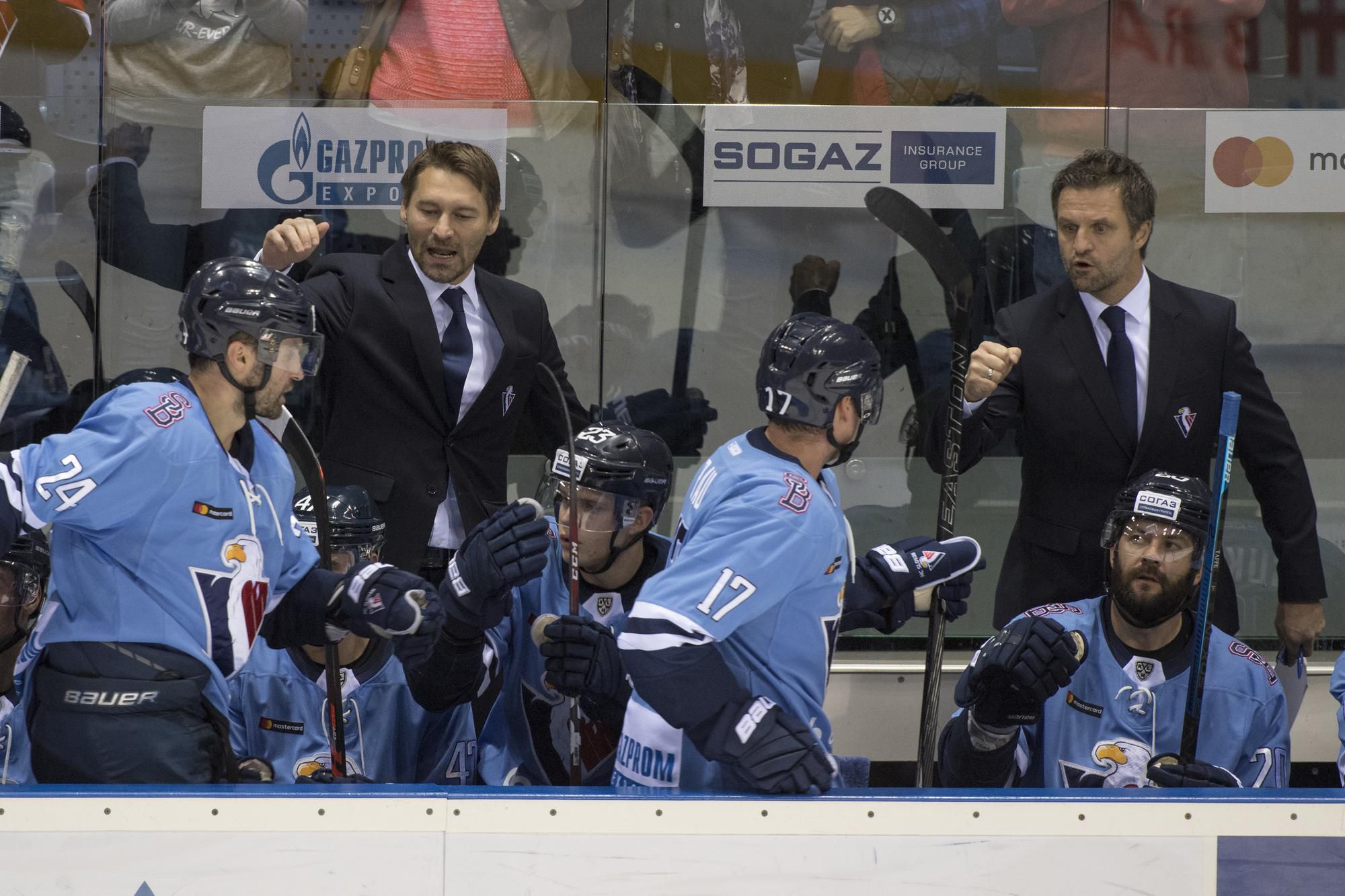 tréner Vladimír Országh a hráči HC Slovan Bratislava