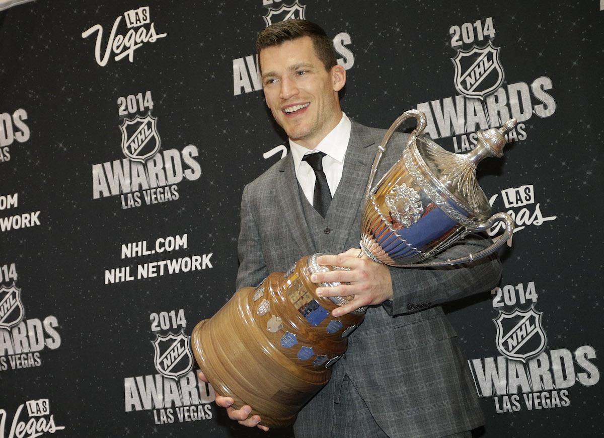 Andrew Ference s individuálnym ocenením King Clancy Trophy, ktoré získal v roku 2014.