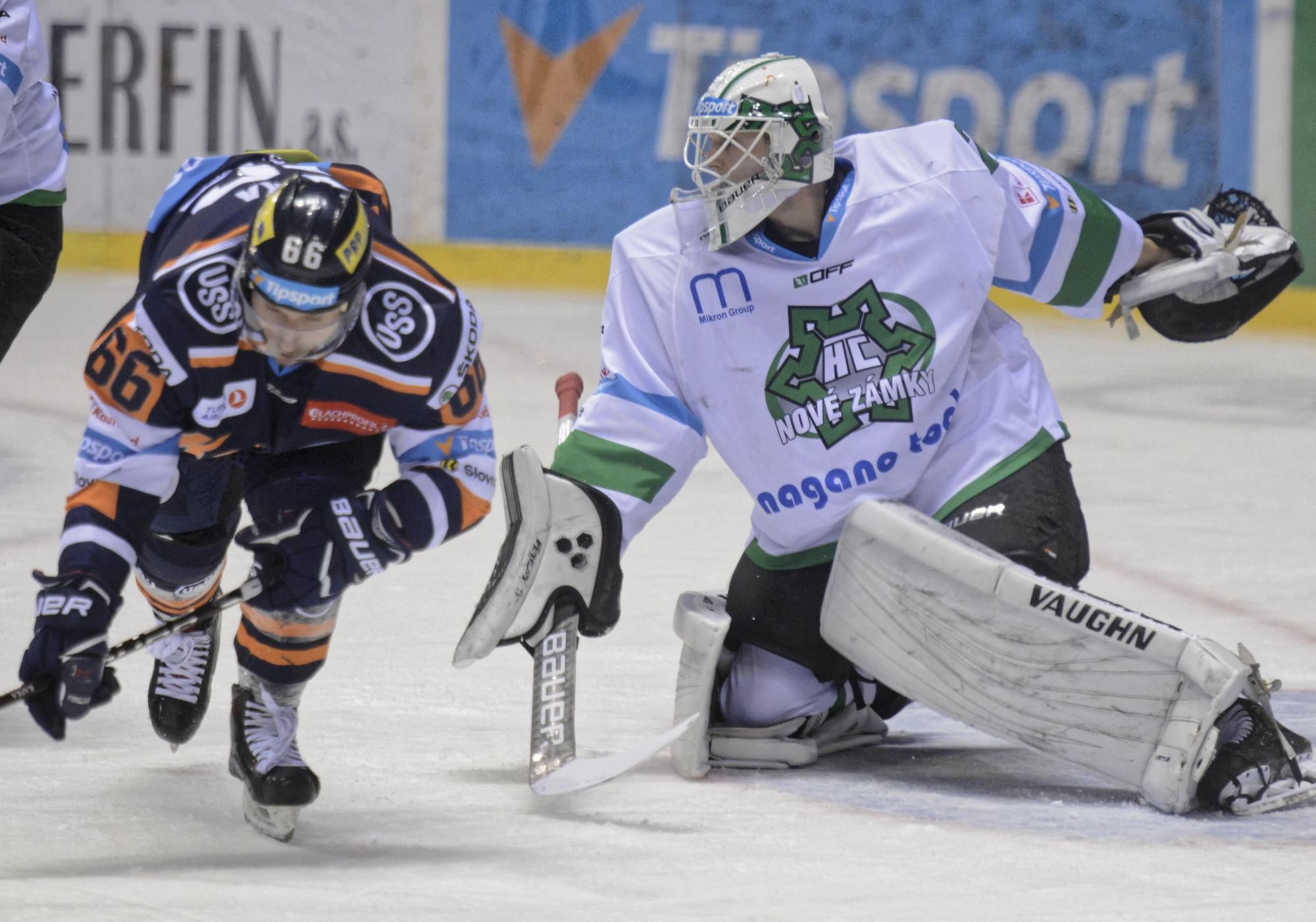 Petr Kafka z HC Košice a Andrej Košarišťan z HC Nové Zámky.