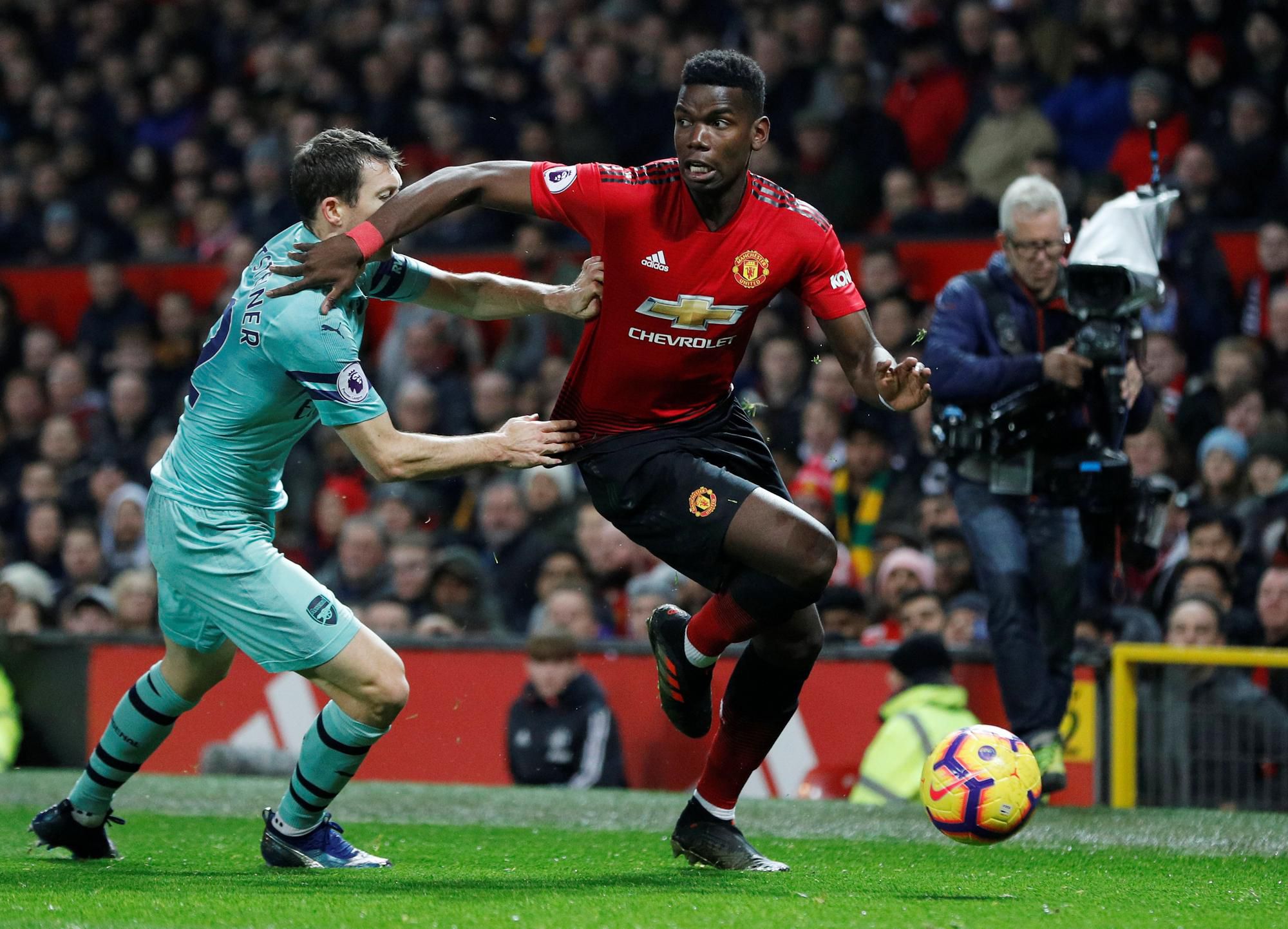 Hráč Manchestru United Paul Pogba a Stephan Lichtsteiner.