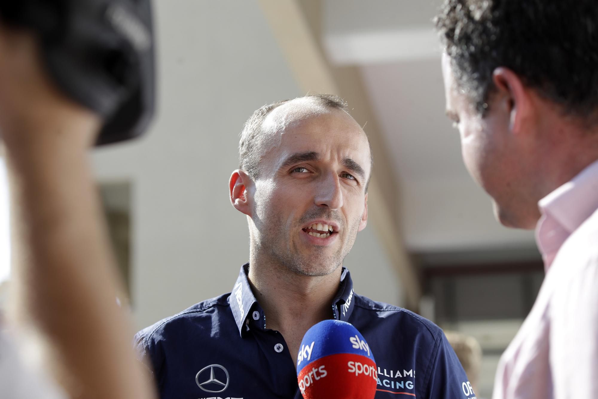 Robert Kubica odpovedá na otázky novinárov v padocku