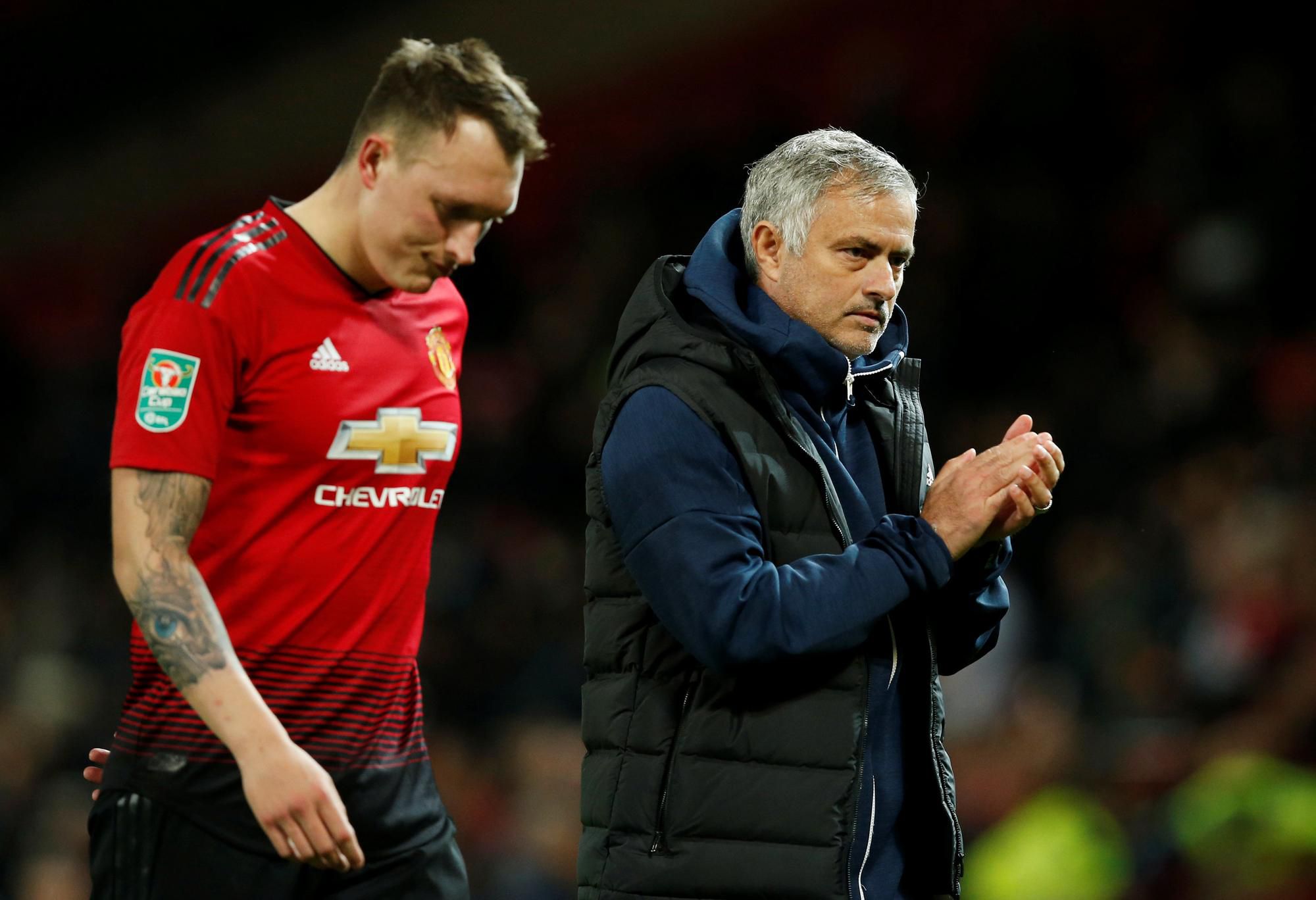 Tréner Manchesteru United José Mourinho a Phil Jones.