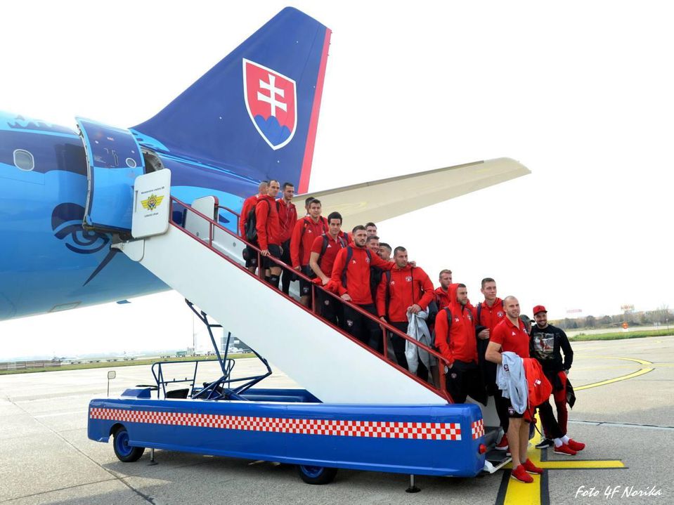 hráči FC Spartak Trnava nastupujú do lietadla