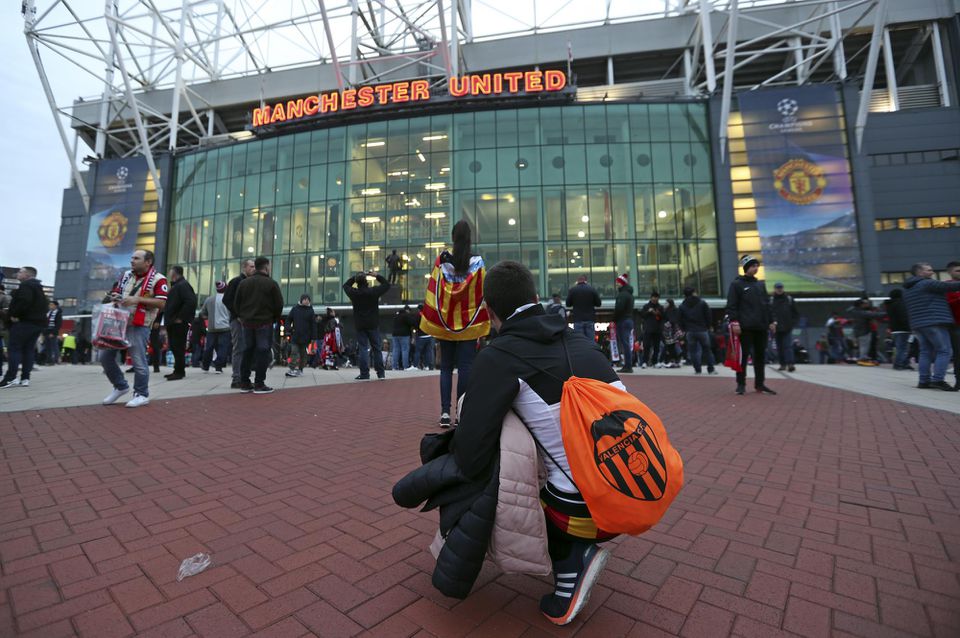 Fanúšikovia pred šatiónom Manchesteru United.