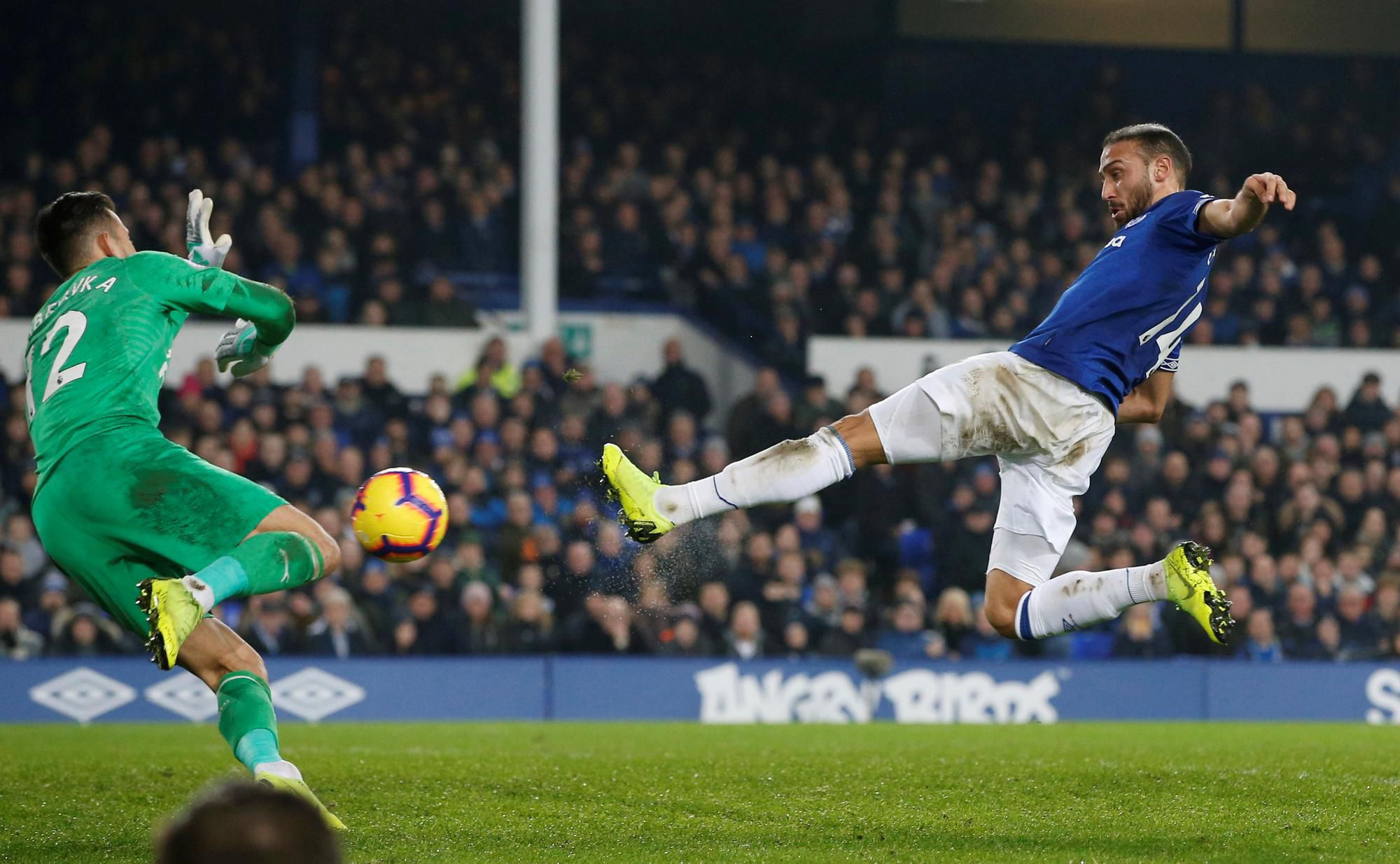 Brankár Newcastle United Martin Dúbravka a hráč Evertonu FC Cenk Tosun.