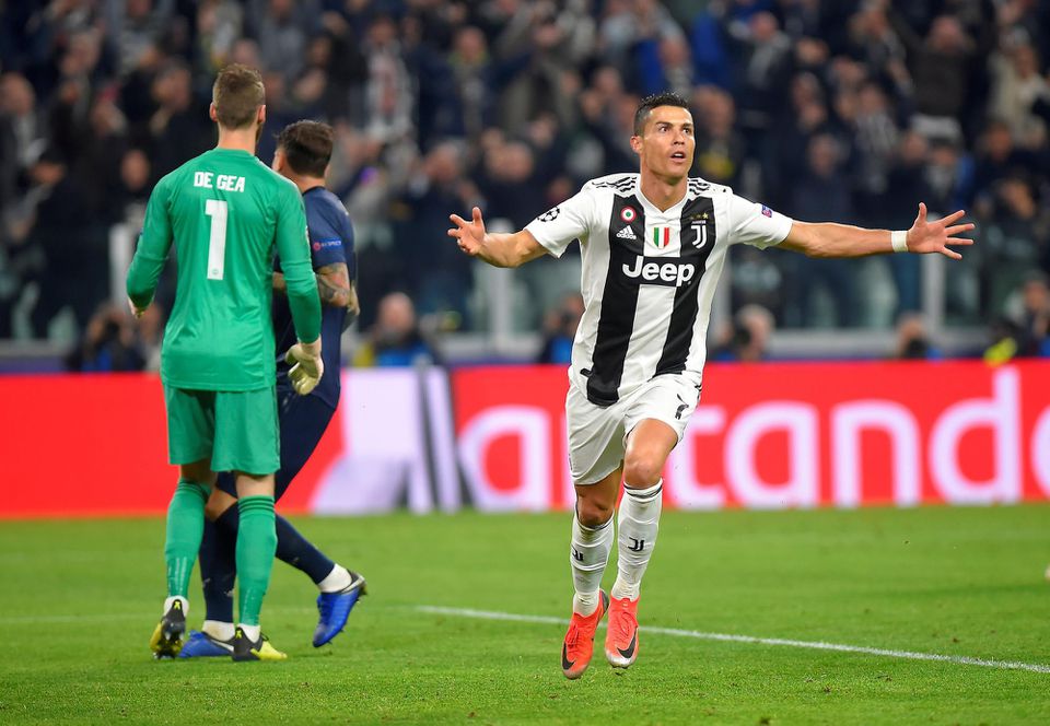 Cristiano Ronaldo strieľa gól Manchestru United