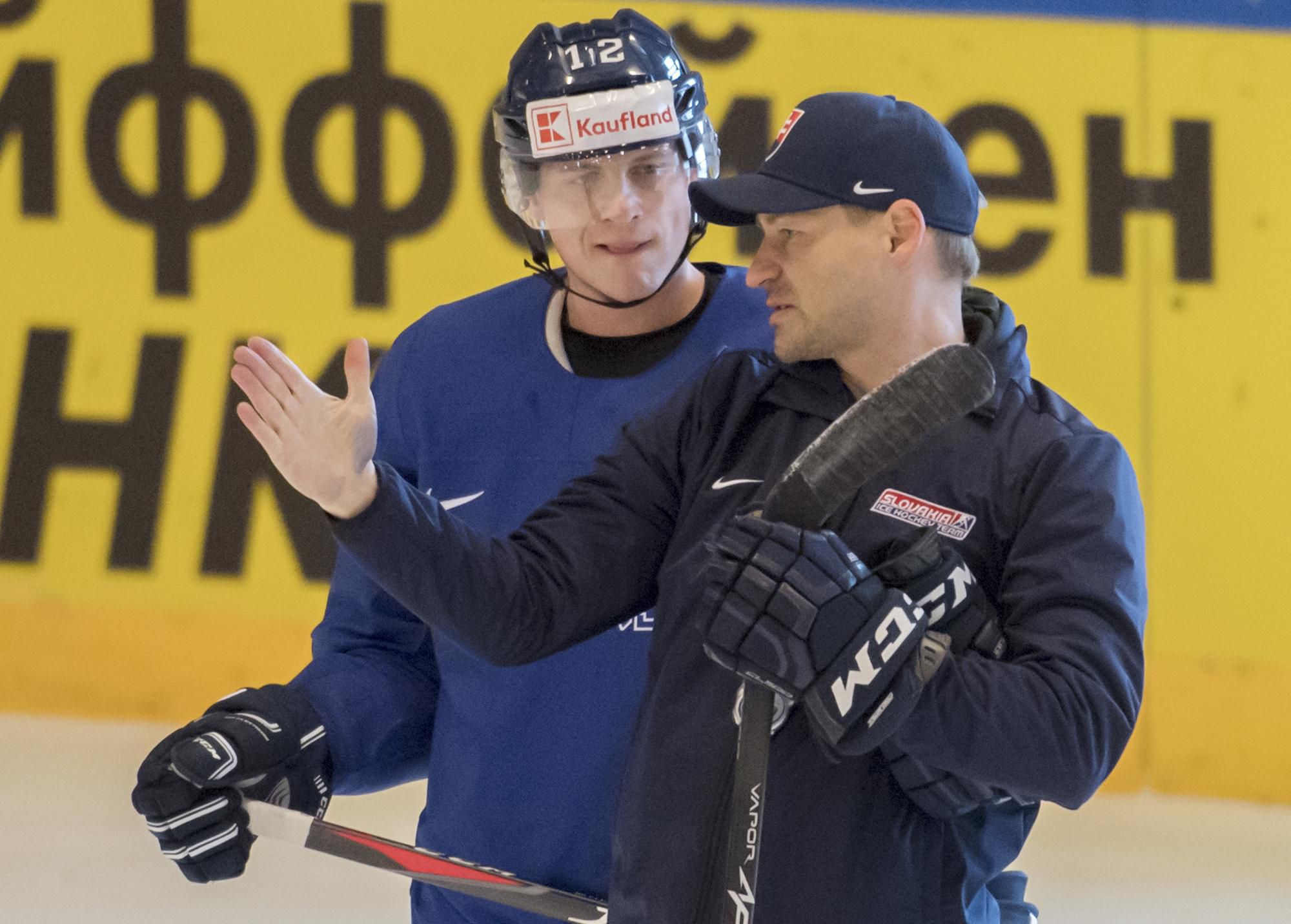 Asistent trénera Vladimír Országh a vľavo slovenský hokejový reprezentant Dávid Bondra.