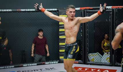 Český bojovník MMA ako McGregor, v klietke ponížil Slováka teatrálnymi gestami