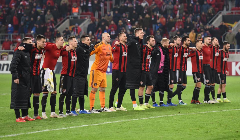 Hráči Spartaka Trnava ďakujú fanúšikom po poslednom zápase v Európskej lige.