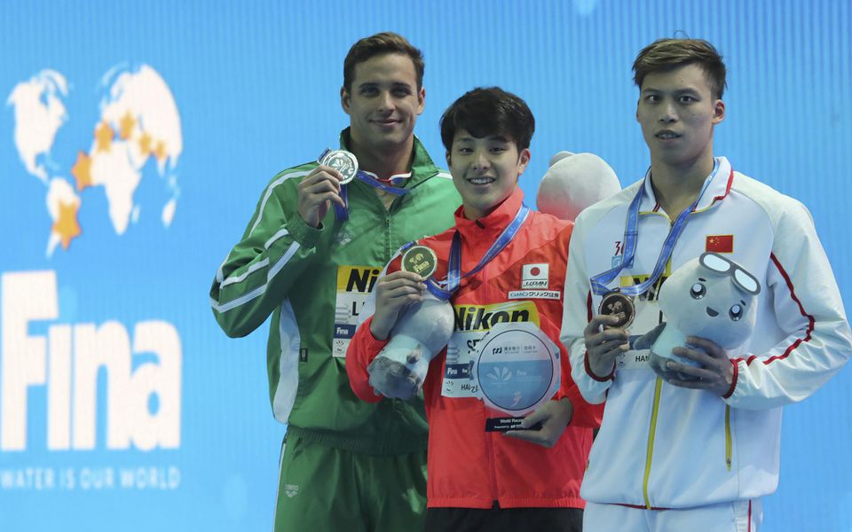 Japonský plavec Daija Seto (uprostred) sa raduje zo zisku zlatej medaily vo finále na 200 m motýlik na MS v krátkom bazéne 11. decembra 2018 v čínskom Chang-čou.