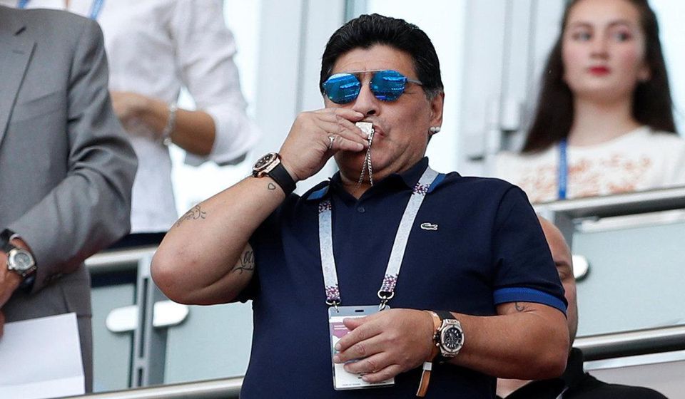 Diego Maradona bozkáva svoj talizman počas MS vo futbale 2018.