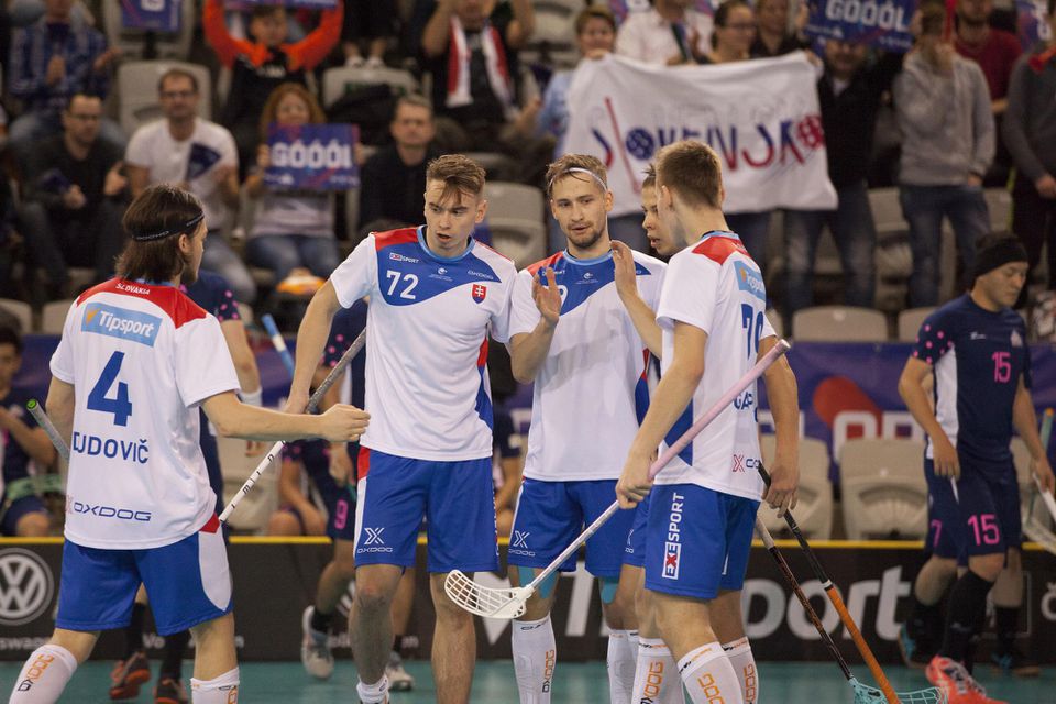 Slovenskí reprezentanti oslavujú jeden z gólov.