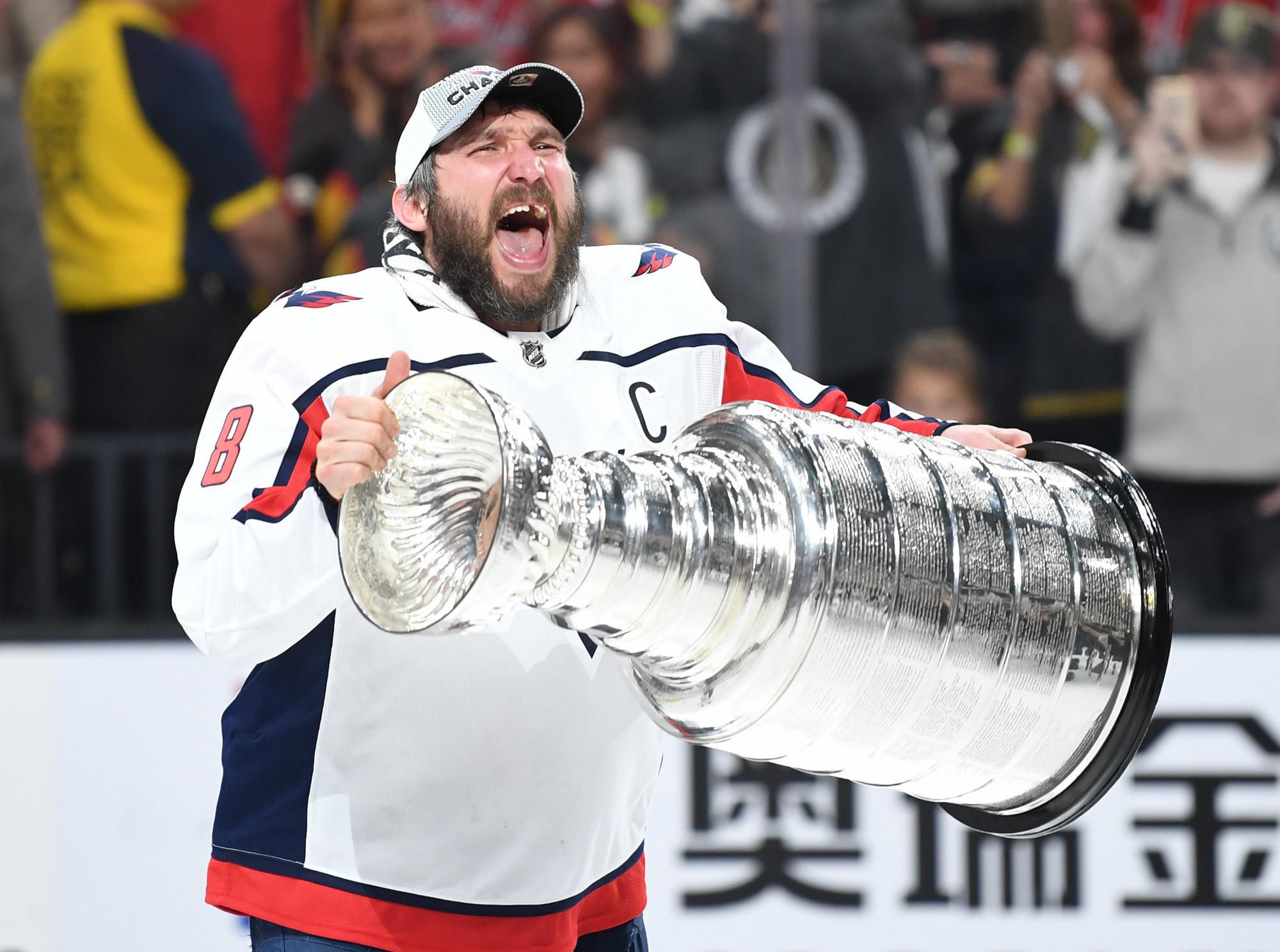 Hráči Washingtonu Capitals oslavujú zisk Stanleyho pohára.