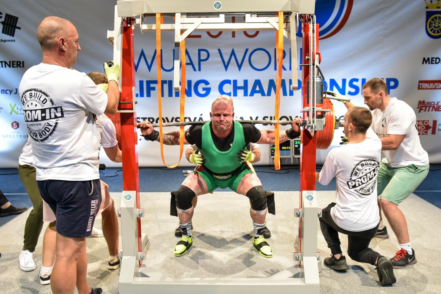Súťažiaci Gábor Bencze z Maďarska počas majstrovstiev sveta WUAP (World United Amateur Powerlifting) v silovom trojboji v Trnave.