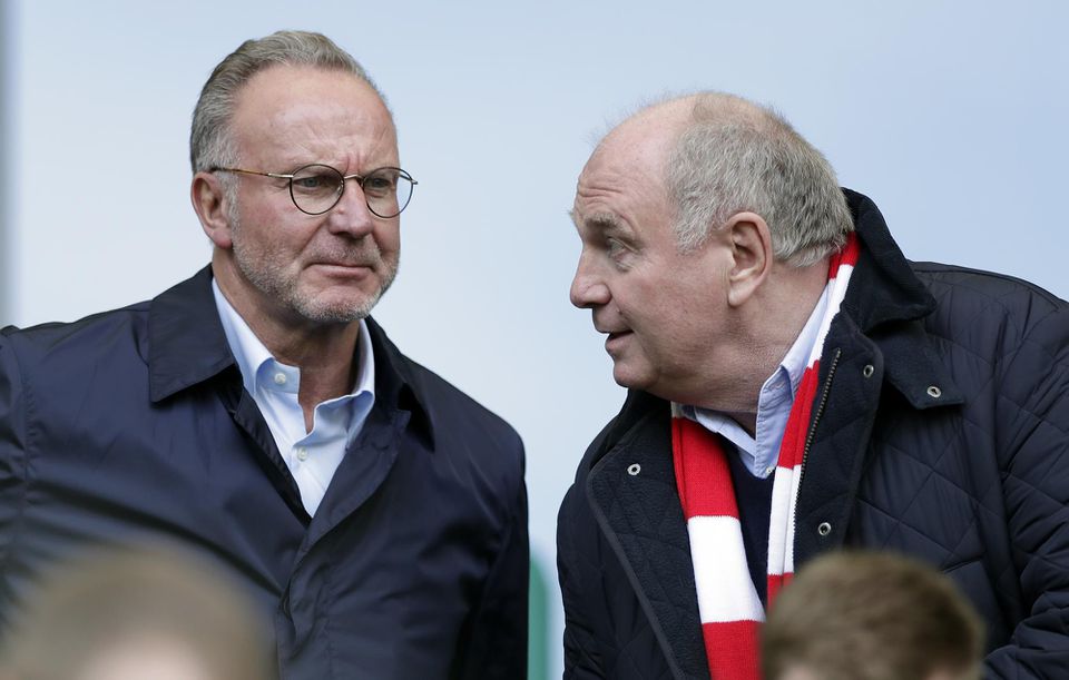 Výkonný riaditeľ Bayernu Mníchov Karl Heinz Rummenigge (vľavo) a prezident klubu Uli Höness